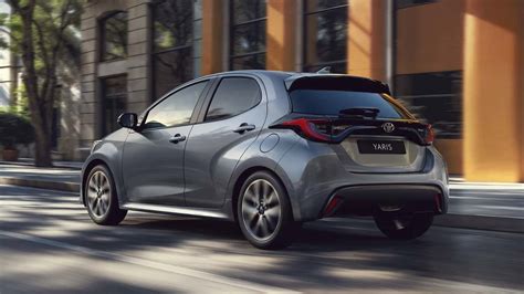 Toyota Yaris Hybrid in movimento su strada urbana