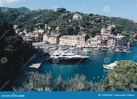 Vista panoramica di Portofino, Italia, con barche e vegetazione mediterranea