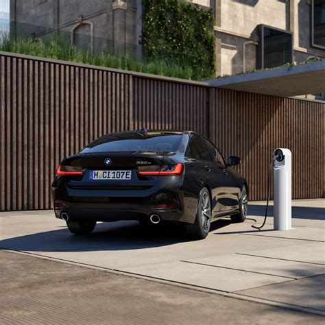BMW Serie 3 ibrida plug-in in movimento su strada asfaltata