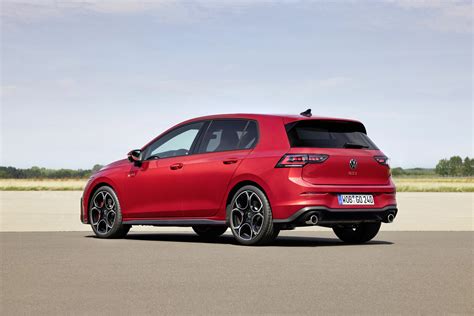 VW Golf 7 GTI in movimento su strada di montagna
