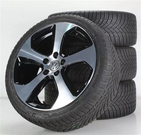 Ruota di una VW Golf GTI MK7 con cerchi personalizzati e pneumatici invernali