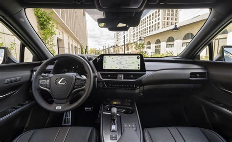 Interni eleganti della Lexus UX con cruscotto digitale
