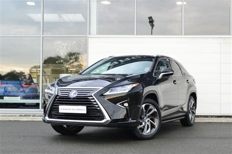 Lexus RX 450h in un ambiente lussuoso