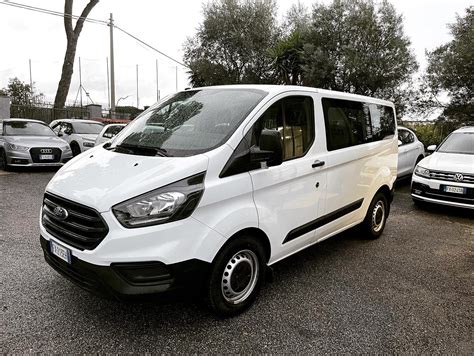 Ford Transit 9 posti in un contesto urbano