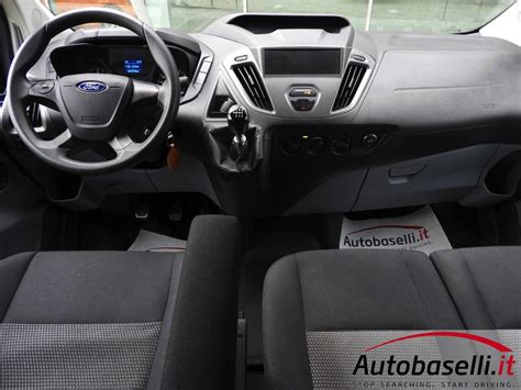 Interno del Ford Transit 9 posti con sedili disposti