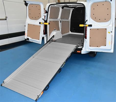 Vista laterale del Ford Transit Custom con rampa di carico