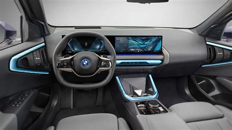 Interni BMW X3 con ampio schermo infotainment