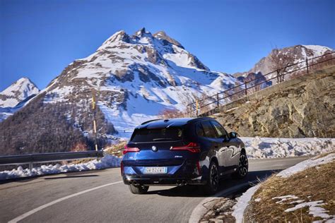 BMW X3 in azione su strada di montagna