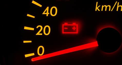 Cruscotto Toyota ibrida con spia batteria accesa
