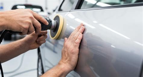 Persona che passa l'unghia su un graffio dell'auto per valutarne la profondità