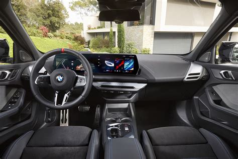 Interni della BMW Serie 1 F70 con Curved Display