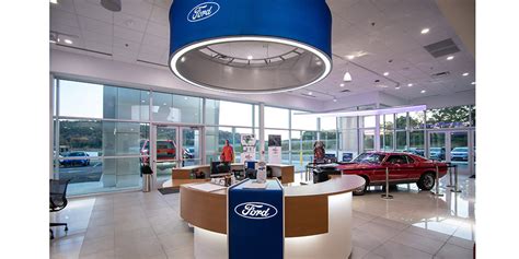 Showroom moderno Ford Store
