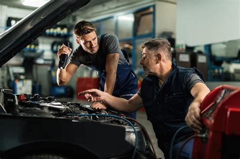 Meccanici Ford che eseguono diagnostica su un veicolo
