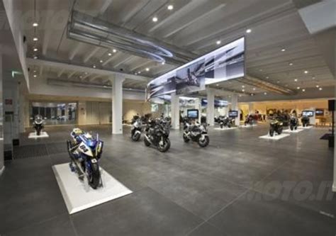 Concessionaria BMW Motorrad con moto esposte