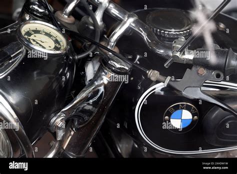 Dettaglio di una moto BMW con logo