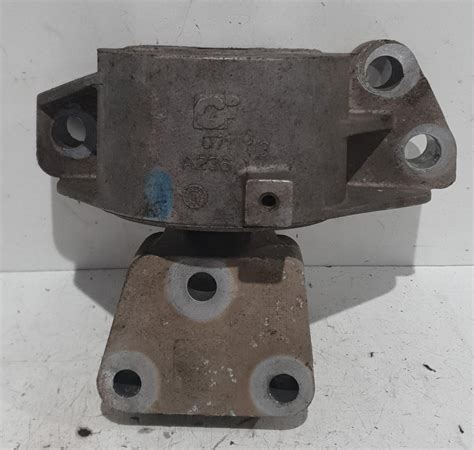 Immagine di un supporto motore con codice OE 8R0199381B visibile