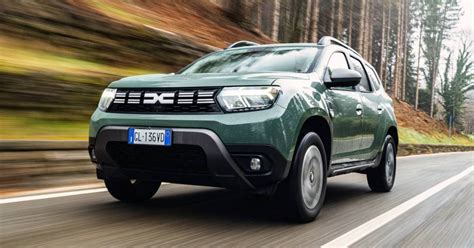 Dacia Duster GPL nuova in un ambiente urbano