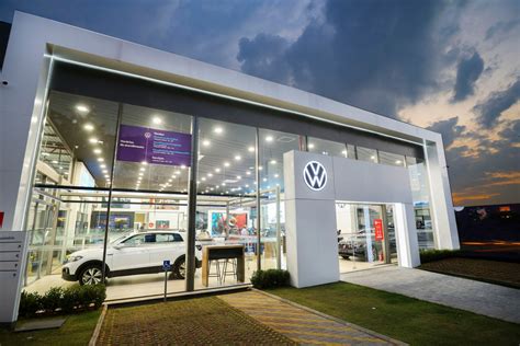 Concessionaria Volkswagen moderna con auto esposte