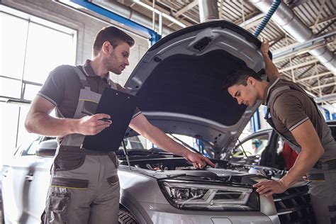 Officina Volkswagen moderna con meccanici al lavoro