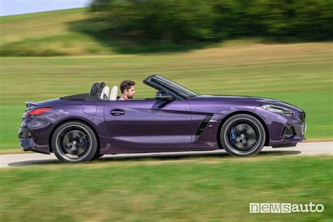 BMW Z4 in azione su strada panoramica