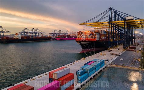 Immagine di bisarche e navi car carrier ferme in un porto