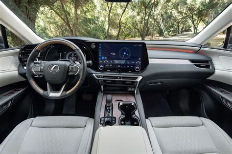 Interni Lexus RX 450h+ con schermo centrale