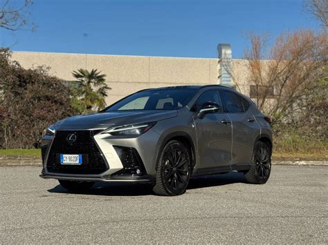 Grafico comparativo consumi Lexus RX 450h+ in diverse modalità di guida