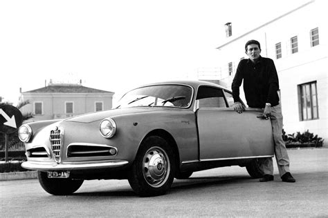 Vincenzo Fabbri in un'officina d'epoca