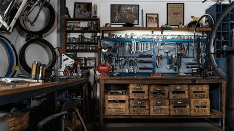 Renault Mégane in un garage con attrezzi da verniciatura