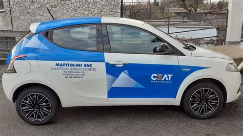 auto con pubblicità su fiancata