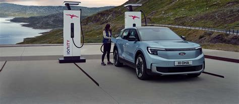 Ford Explorer EV in fase di ricarica in una stazione pubblica