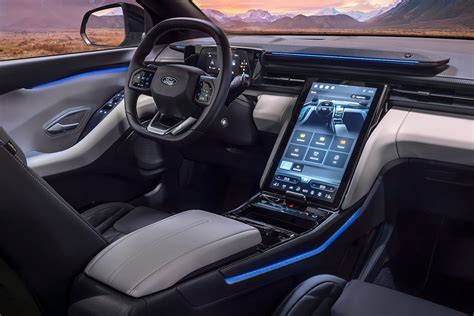 Interni del Ford Explorer EV con il grande schermo centrale
