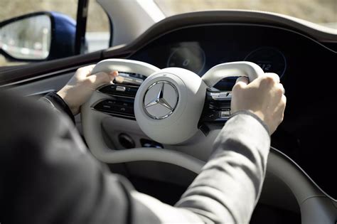 Interni Mercedes EQS con volante steer-by-wire