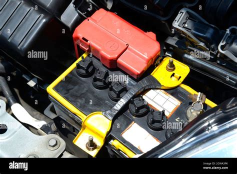 Batteria auto nel vano motore