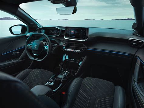Interni Peugeot 807 con strumentazione centrale