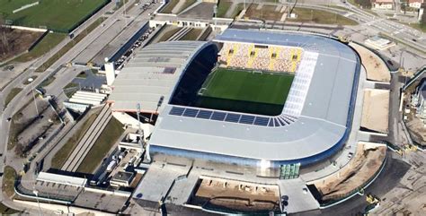 Dettaglio delle tribune senza barriere della Dacia Arena