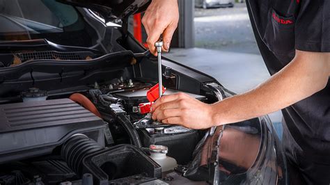 Tecnico che ispeziona l'abitacolo dell'auto