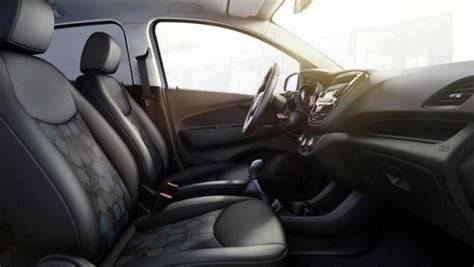 Interni Opel Karl Rocks con tappetini e organizer per bagagliaio