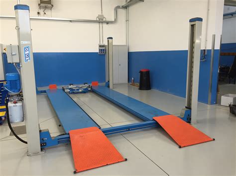 Officina con un ponte sollevatore a due colonne in uso