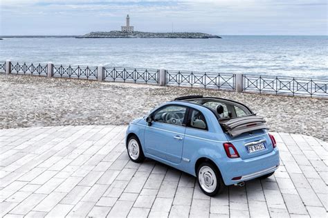 Interni della Fiat 500 Spiaggina '58 con plancia Azzurro Volare