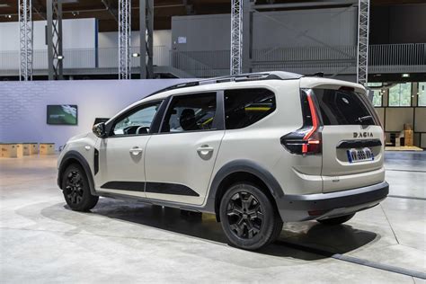 Interno di una concessionaria Dacia con esposizione di modelli nuovi