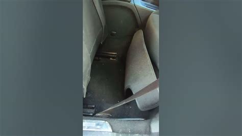 Interno auto con moquette bagnata lato passeggero