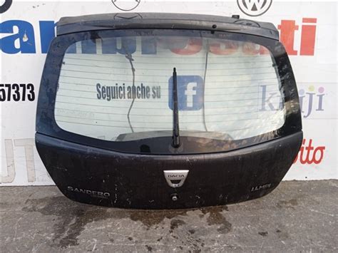 Dettaglio del portellone posteriore aperto del Dacia Sandman con tendalino