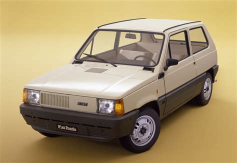 Interni della Fiat Panda Prima Serie con divano posteriore in posizione letto