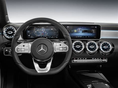 Interno di una Mercedes-Benz Classe A con il sistema MBUX attivo