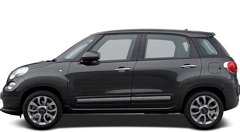 Fiat 500L parcheggiata in un ambiente innevato