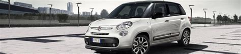 Vista laterale di una Fiat 500L con cerchi in lega sportivi