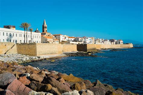 Vista panoramica dei Bastioni di Alghero al tramonto