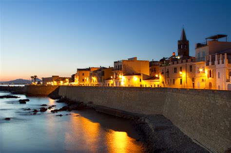 Una delle vie acciottolate del centro storico di Alghero