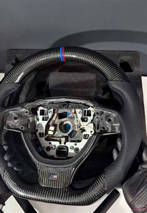 Dettaglio di cuciture personalizzate su un volante